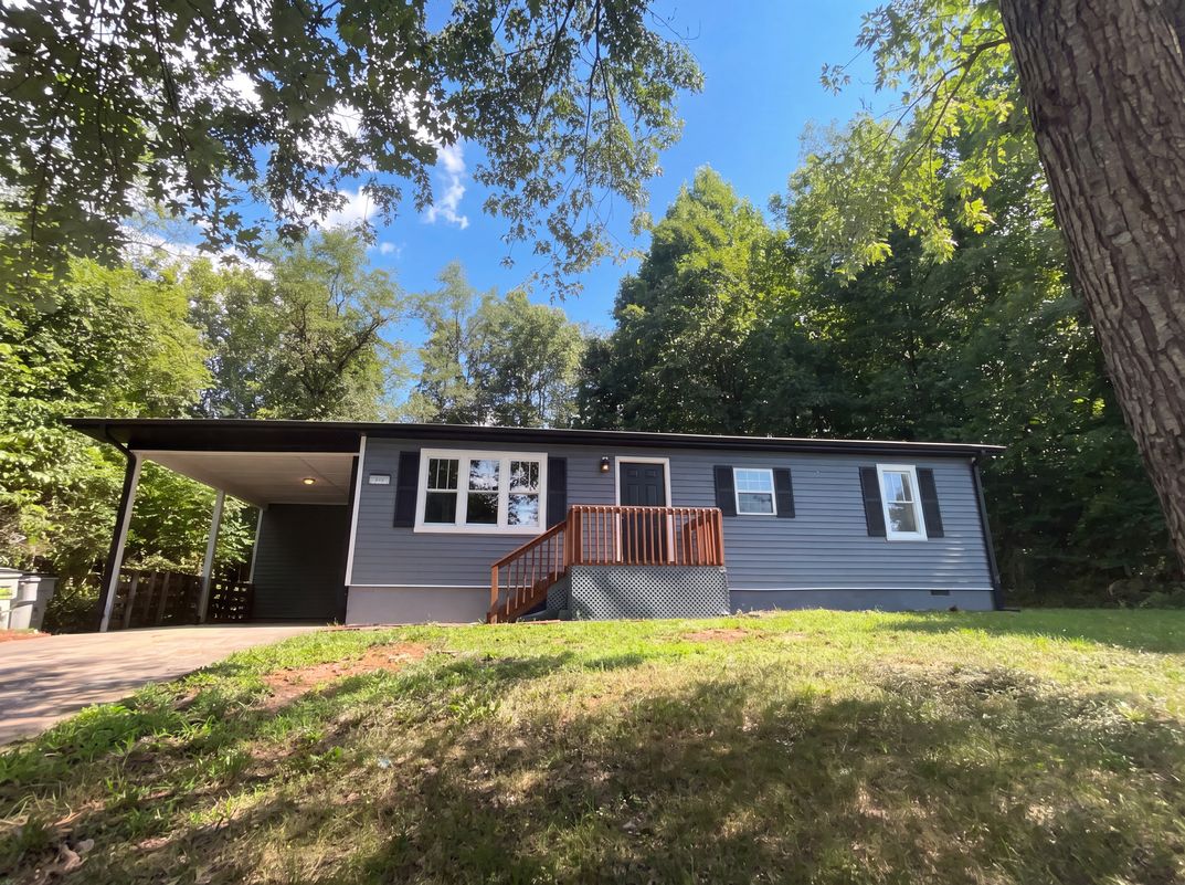 Photo 16 of 21 of 915 Kenham Pl, Lenoir, NC