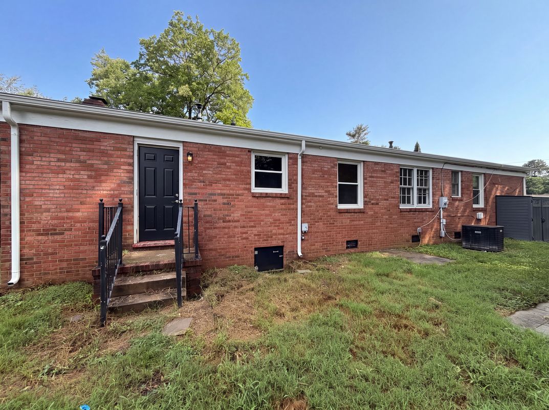 Photo 5 of 16 of 1016 Forestview Dr, Colonial Heights, VA