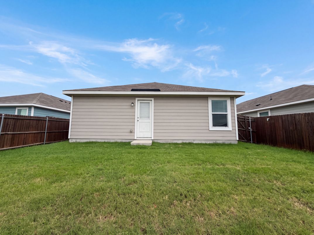 Photo 5 of 20 of 5832 Timber Point Dr, Princeton, TX