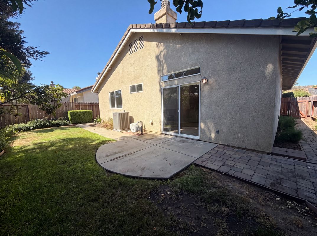 Photo 5 of 22 of 915 Wallace Dr, Woodland, CA