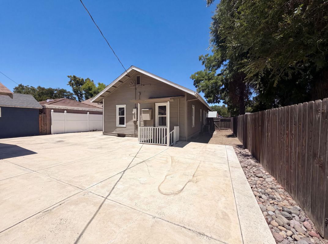 Photo 5 of 29 of 1860 W Willow St, Stockton, CA