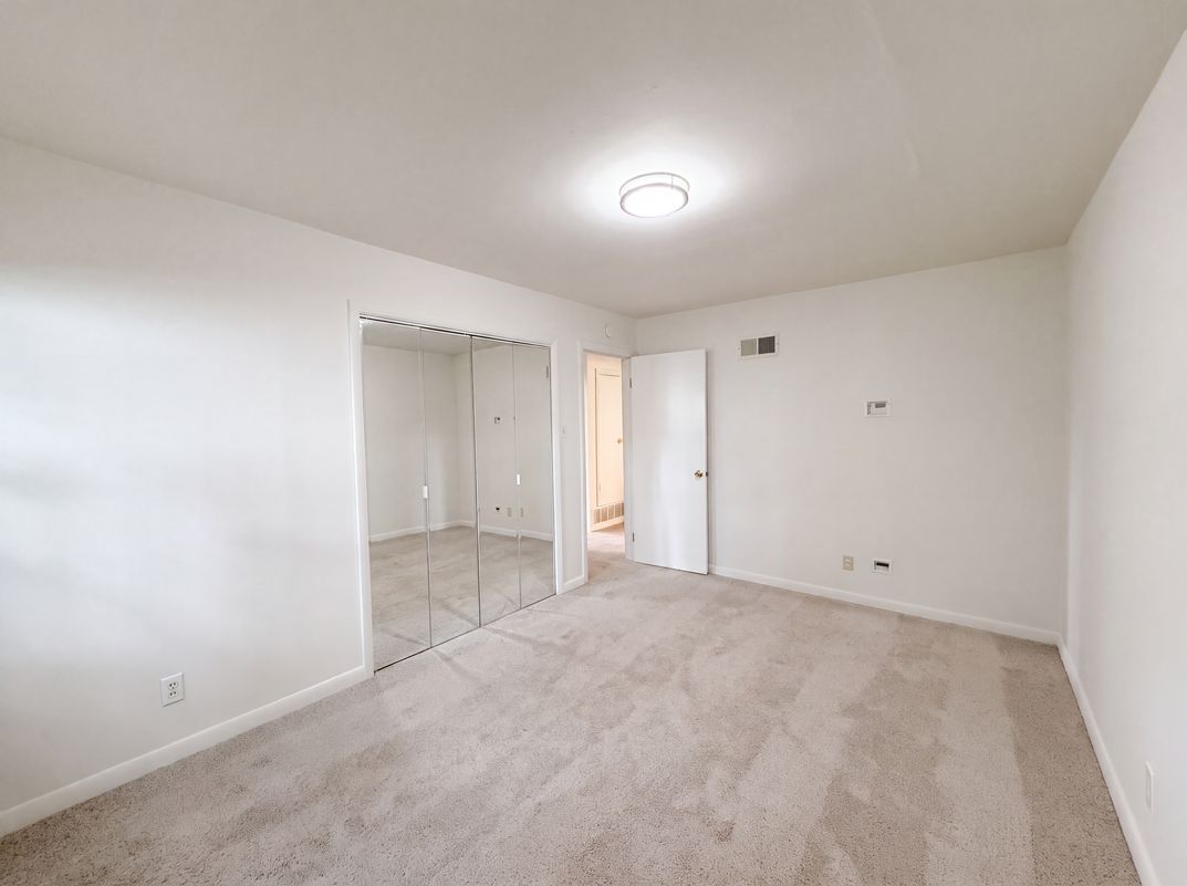Photo 9 of 21 of 925 Woodcrest Ln, Hazelwood, MO