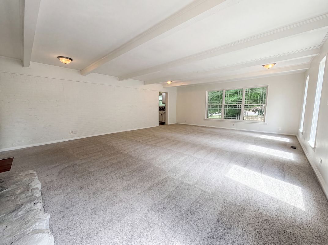 Photo 11 of 25 of 1909 Wisterwood Dr, Hoover, AL