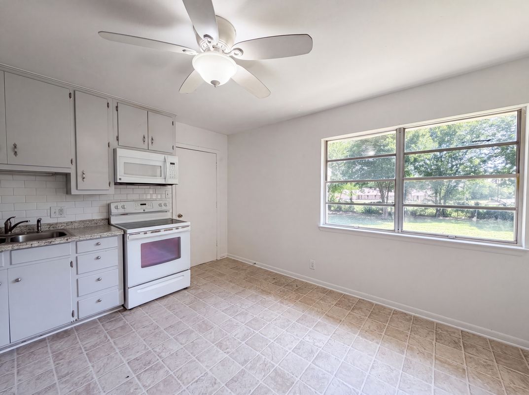 Photo 6 of 16 of 1213 S Ridgeway Dr, Cleburne, TX