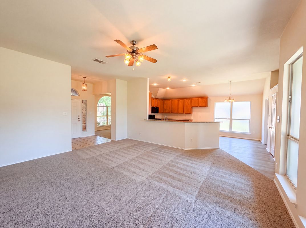 Photo 3 of 16 of 6401 Marquett Dr, Rowlett, TX
