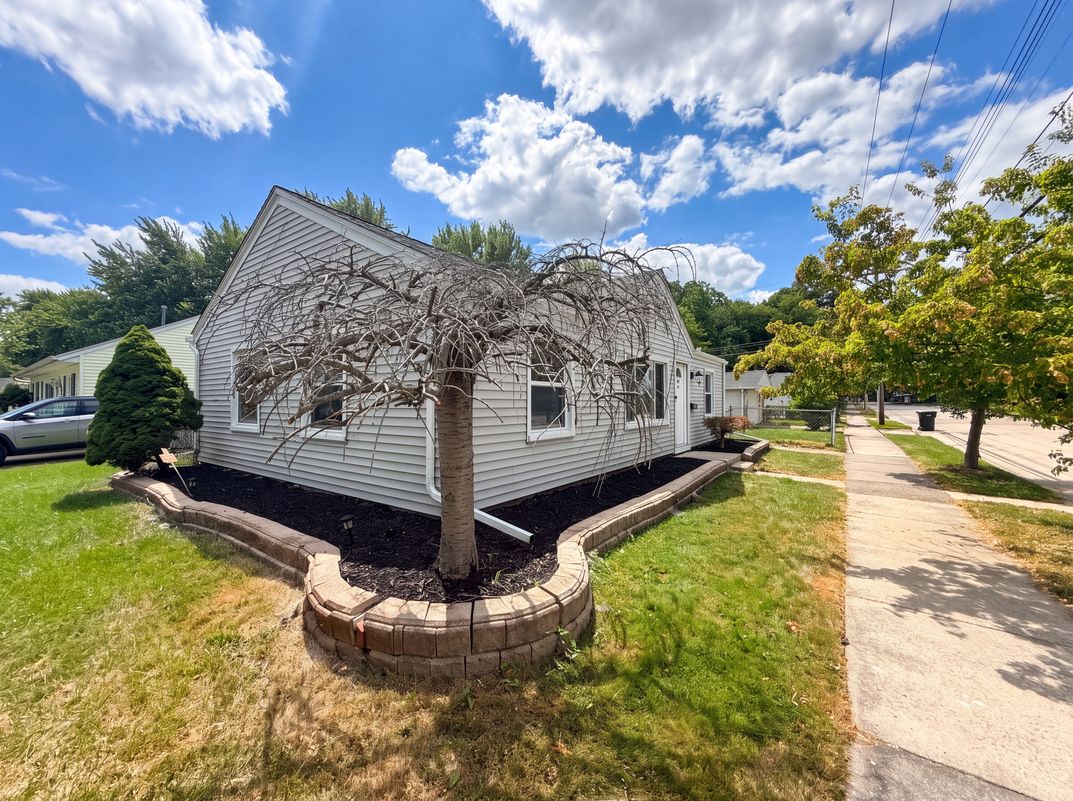 Photo 14 of 16 of 26375 Normandy St, Roseville, MI