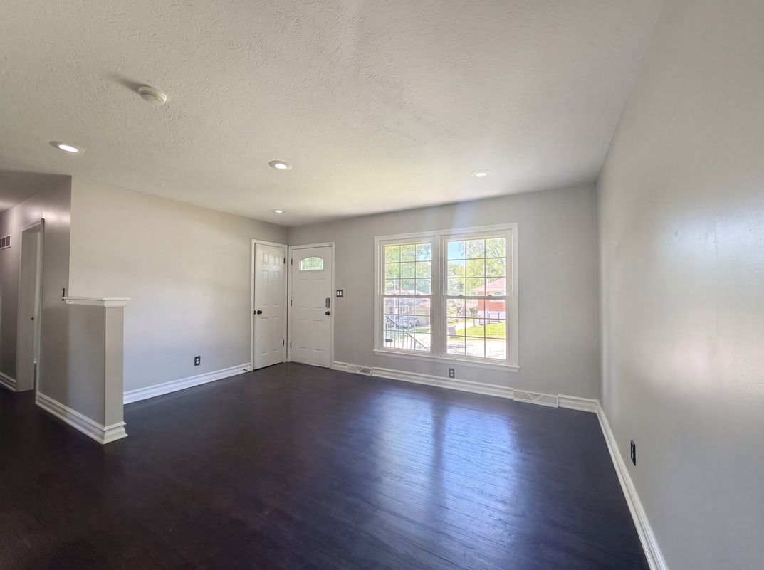 Photo 3 of 21 of 3809 S Drumm Ave, Independence, MO