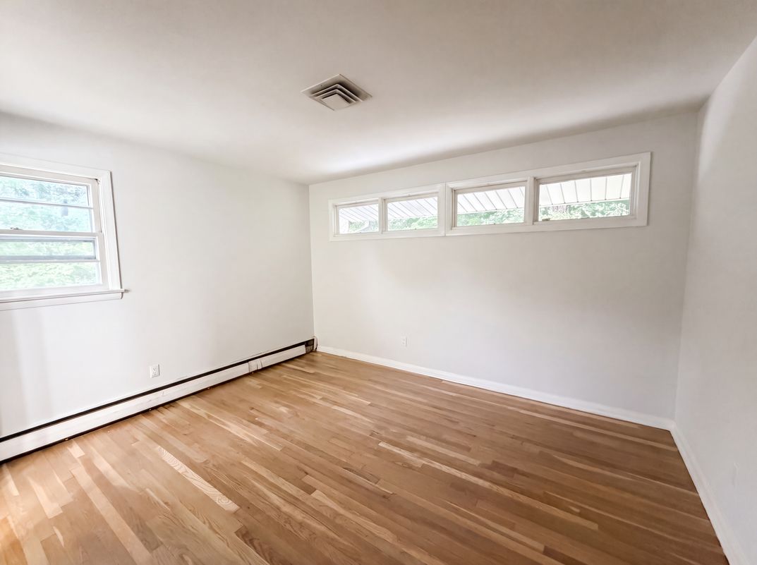Photo 10 of 23 of 35 Dapp Ct, Elmwood Park, NJ
