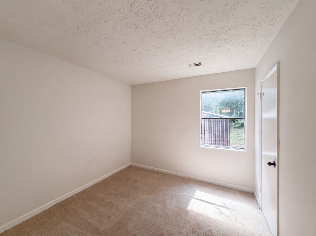 Photo 4 of 25 of 3808 Shane Ct, Ellenwood, GA
