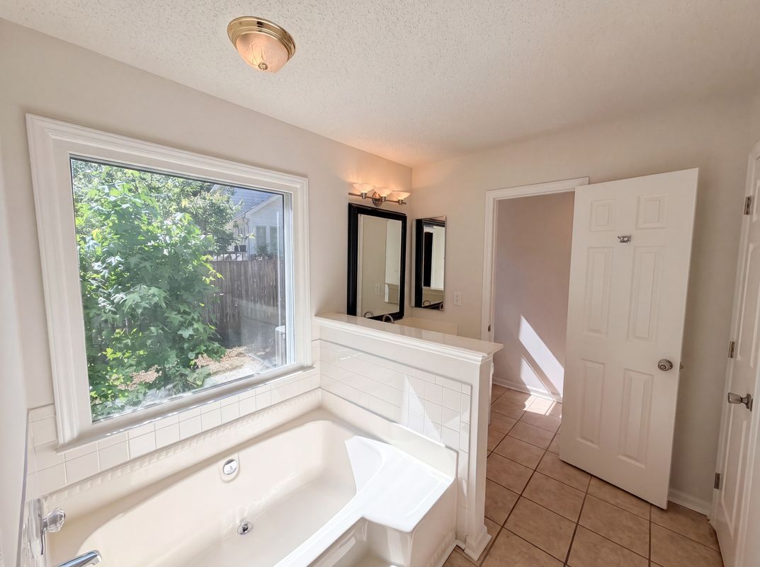 Photo 12 of 17 of 13622 Tynecastle Ln, Matthews, NC