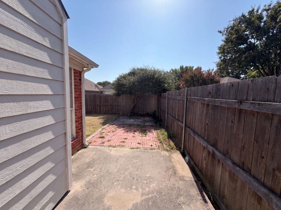 Photo 5 of 26 of 7008 Chateau Dr, Frisco, TX