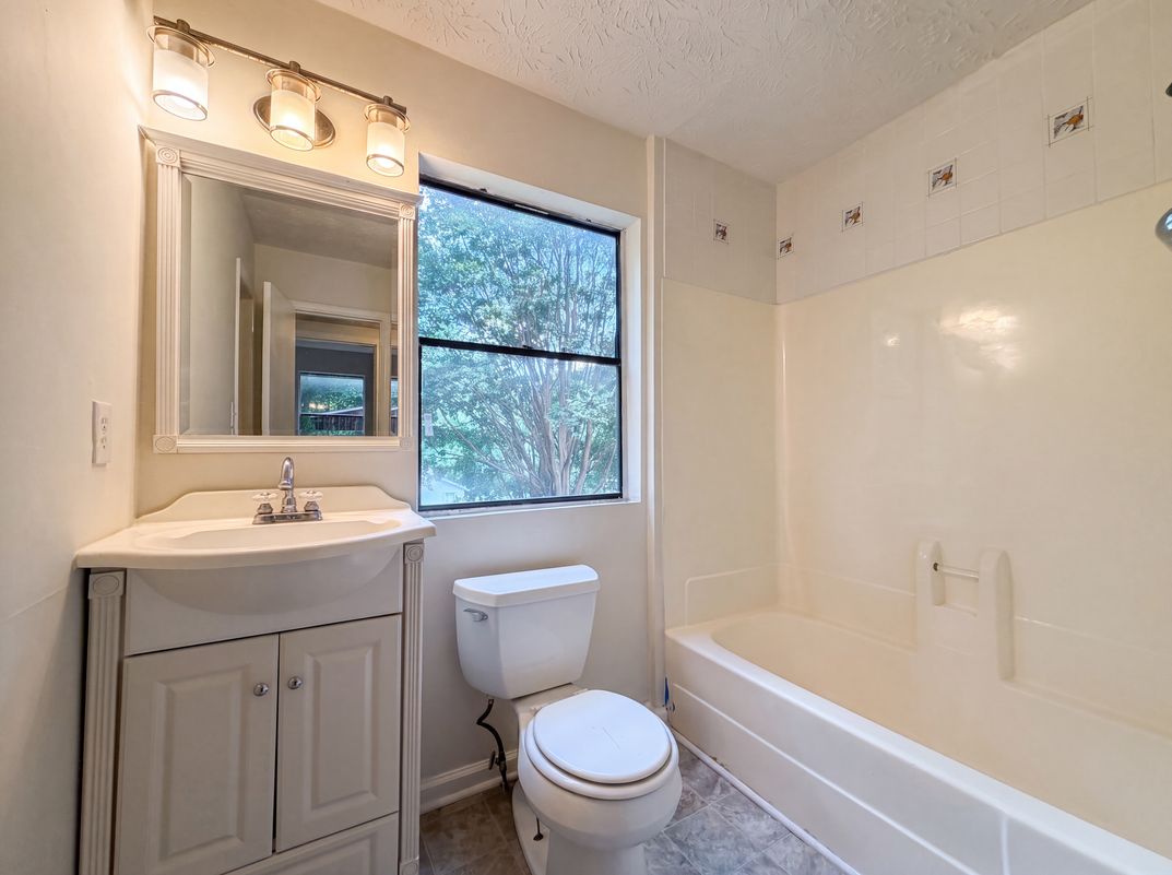 Photo 17 of 25 of 3808 Shane Ct, Ellenwood, GA
