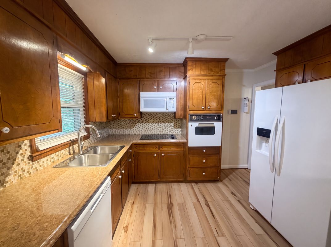 Photo 6 of 16 of 608 E Morehead St, Reidsville, NC