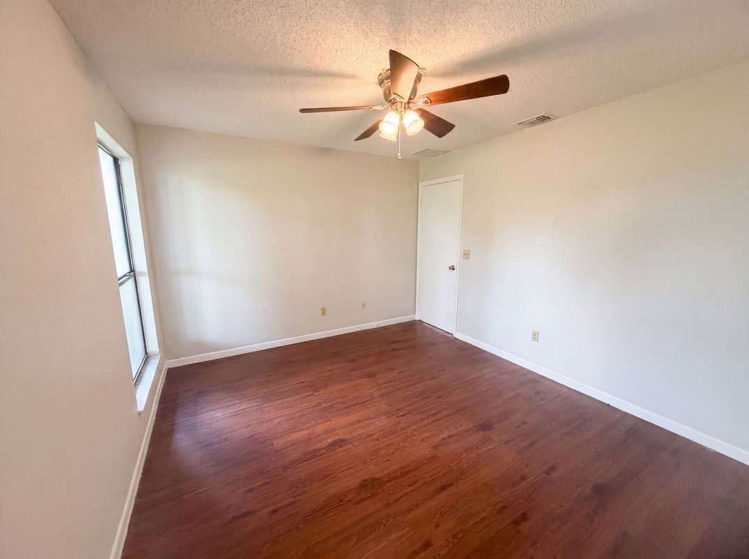 Photo 10 of 38 of 2305 SW Fern Cir, Port Saint Lucie, FL
