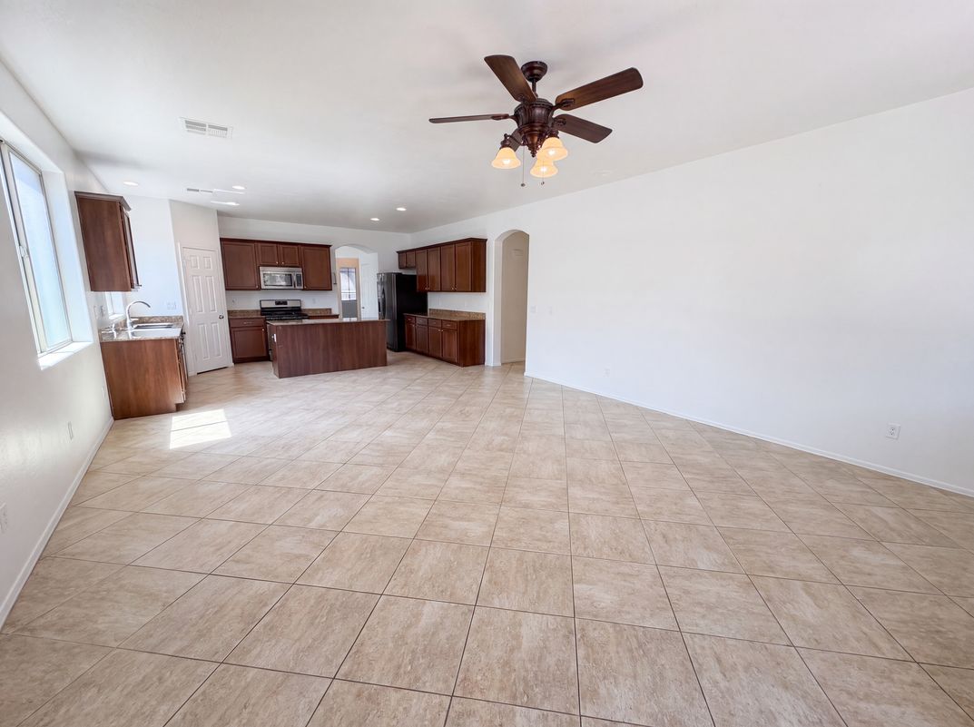 Photo 3 of 32 of 14559 W Cortez St, Surprise, AZ