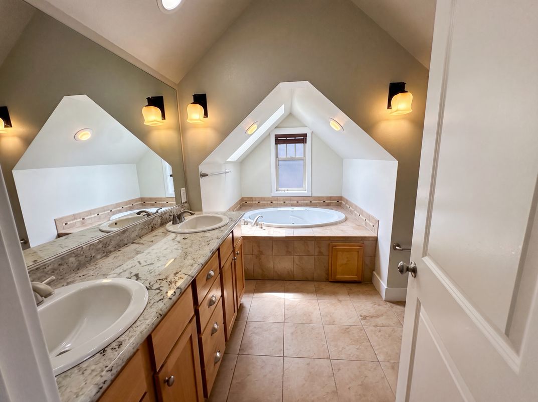 Photo 7 of 23 of 1553 NW 58th St, Seattle, WA