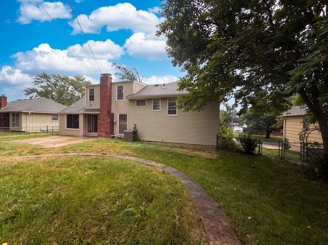Photo 22 of 27 of 6916 N Overland Dr, Kansas City, MO
