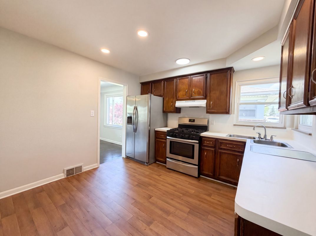 Photo 9 of 18 of 28832 Kaufman St, Roseville, MI