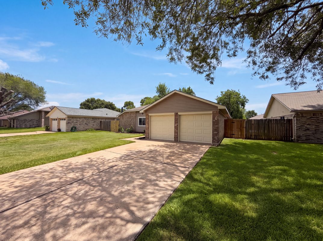 Photo 19 of 20 of 318 Floravista Dr, Webster, TX