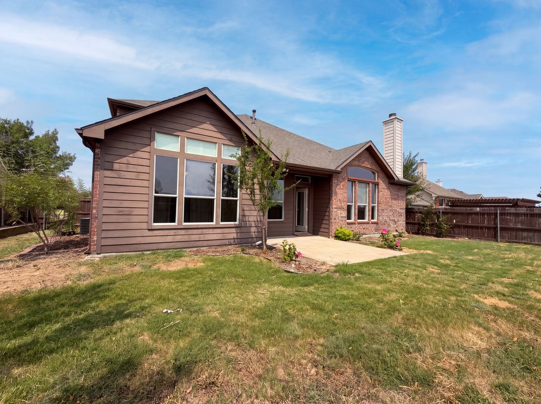 Photo 5 of 25 of 1756 Hidden Brook Dr, Grand Prairie, TX