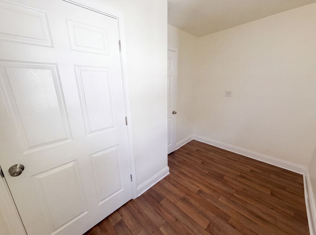 Photo 10 of 17 of 21420 Jefferson St, Farmington Hills, MI