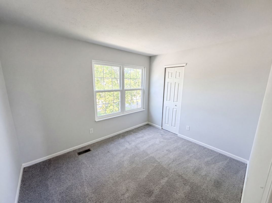 Photo 14 of 28 of 2219 Rolling Oak Dr, Indianapolis, IN