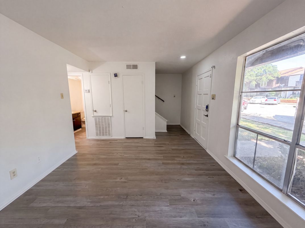 Photo 9 of 21 of 260 Rolling Hills Pl, Lancaster, TX