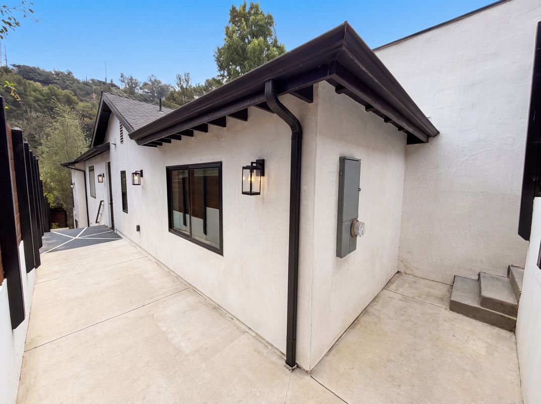 Photo 25 of 30 of 8723 Lookout Mountain Ave, Los Angeles, CA