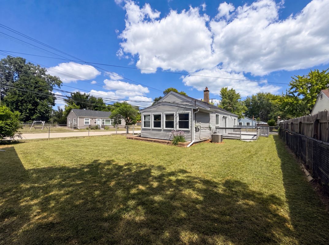 Photo 5 of 16 of 26375 Normandy St, Roseville, MI