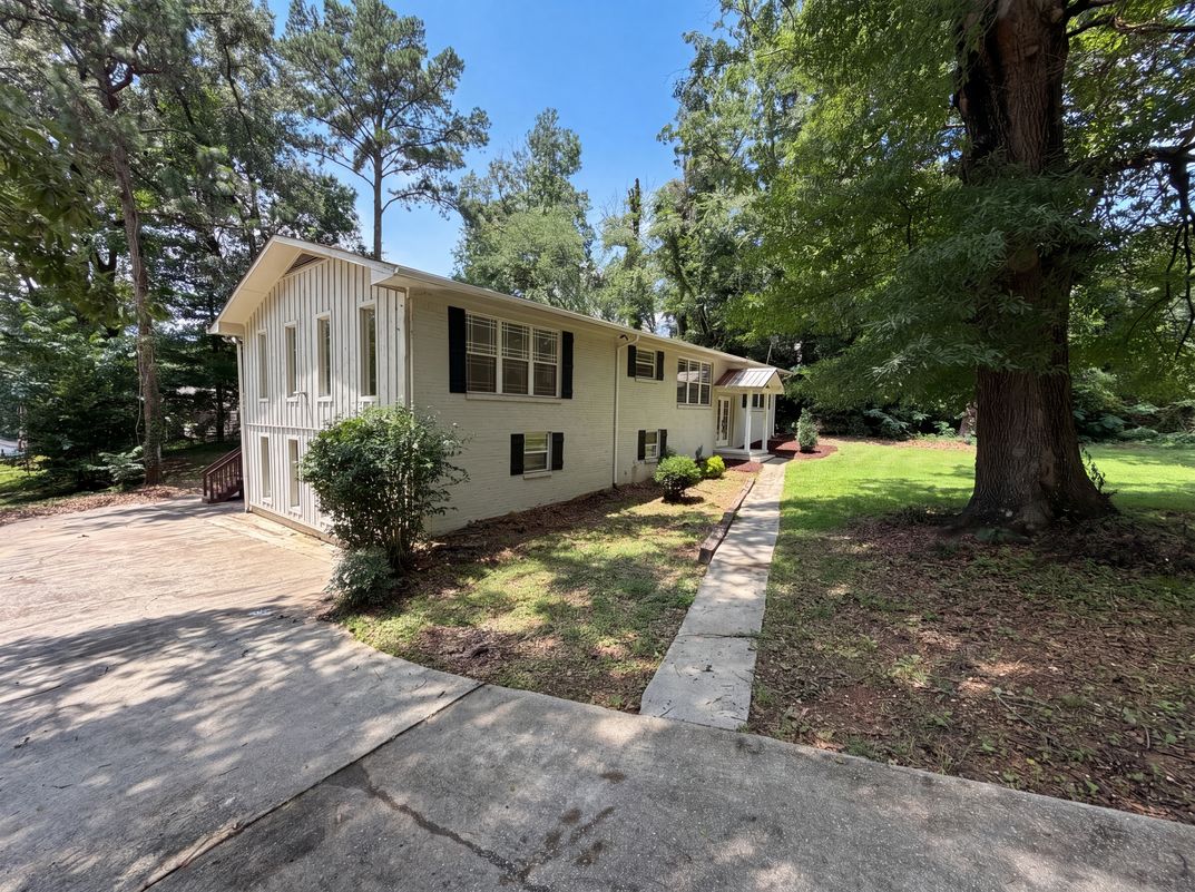 Photo 23 of 25 of 1909 Wisterwood Dr, Hoover, AL