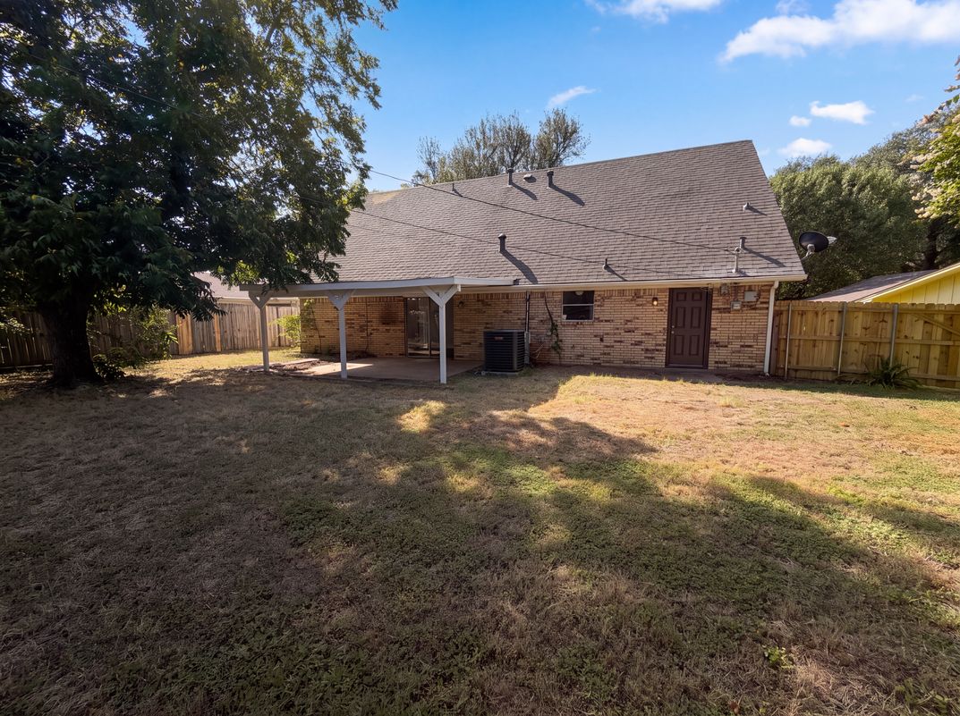 Photo 15 of 18 of 504 Love Cir, Corsicana, TX