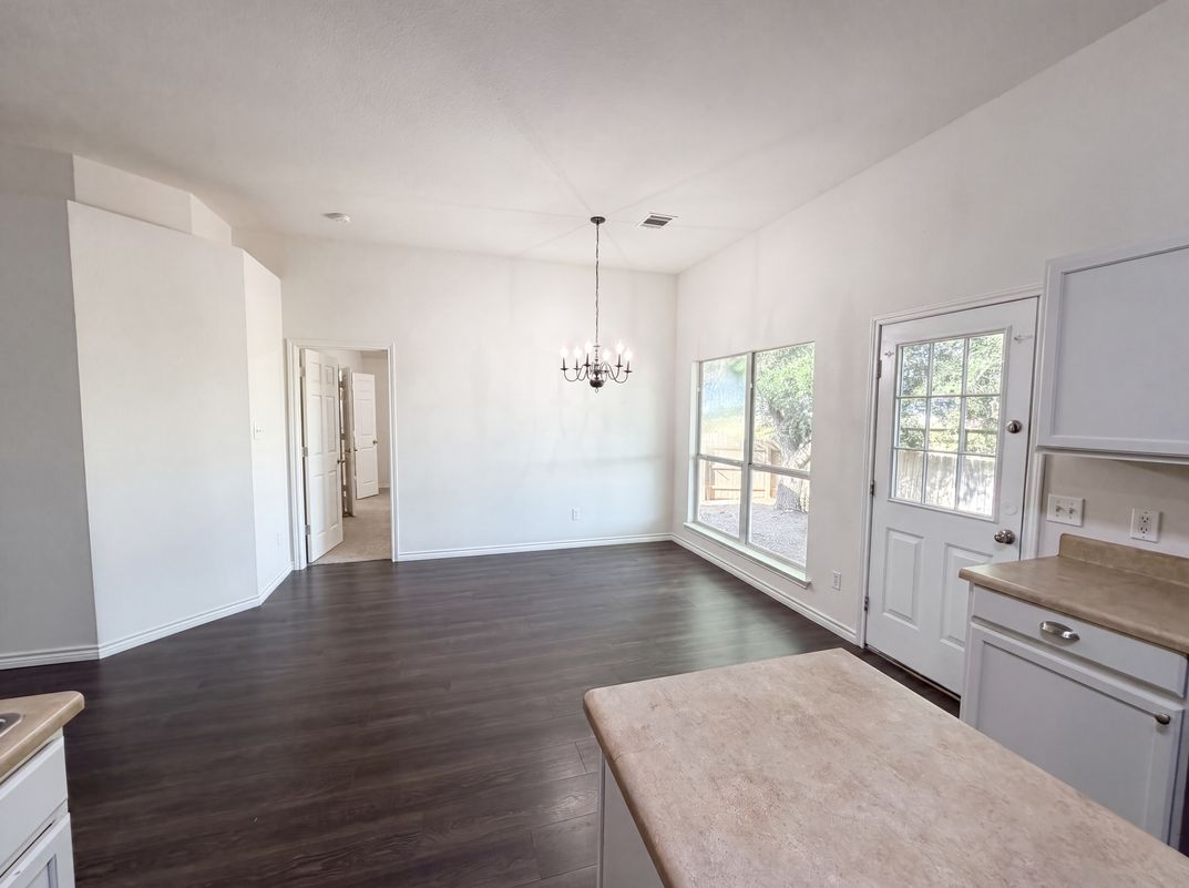 Photo 10 of 21 of 109 Eagle Dr, Luling, TX