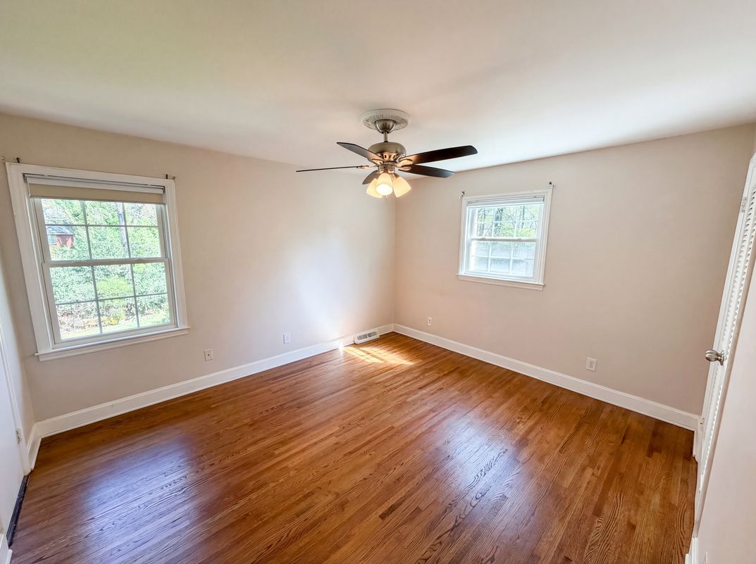 Photo 13 of 24 of 6621 Starcrest Dr, Charlotte, NC