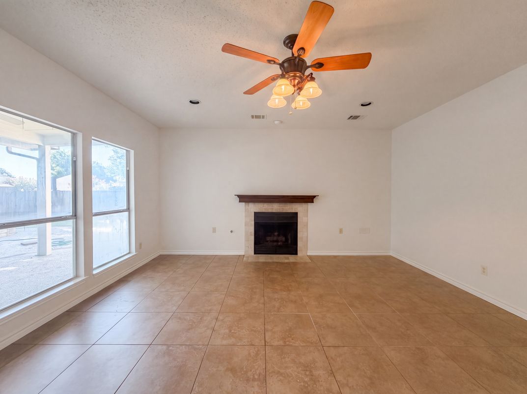Photo 3 of 27 of 905 Ridgemont Dr, Allen, TX