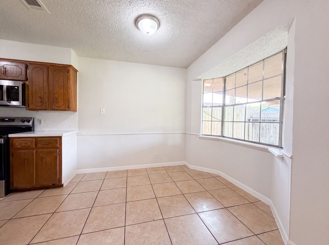 Photo 6 of 17 of 8 Sunnybrook St, Angleton, TX