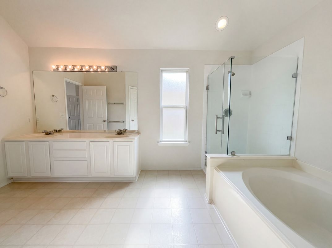Photo 6 of 22 of 11919 Leaf Oak Dr, Houston, TX