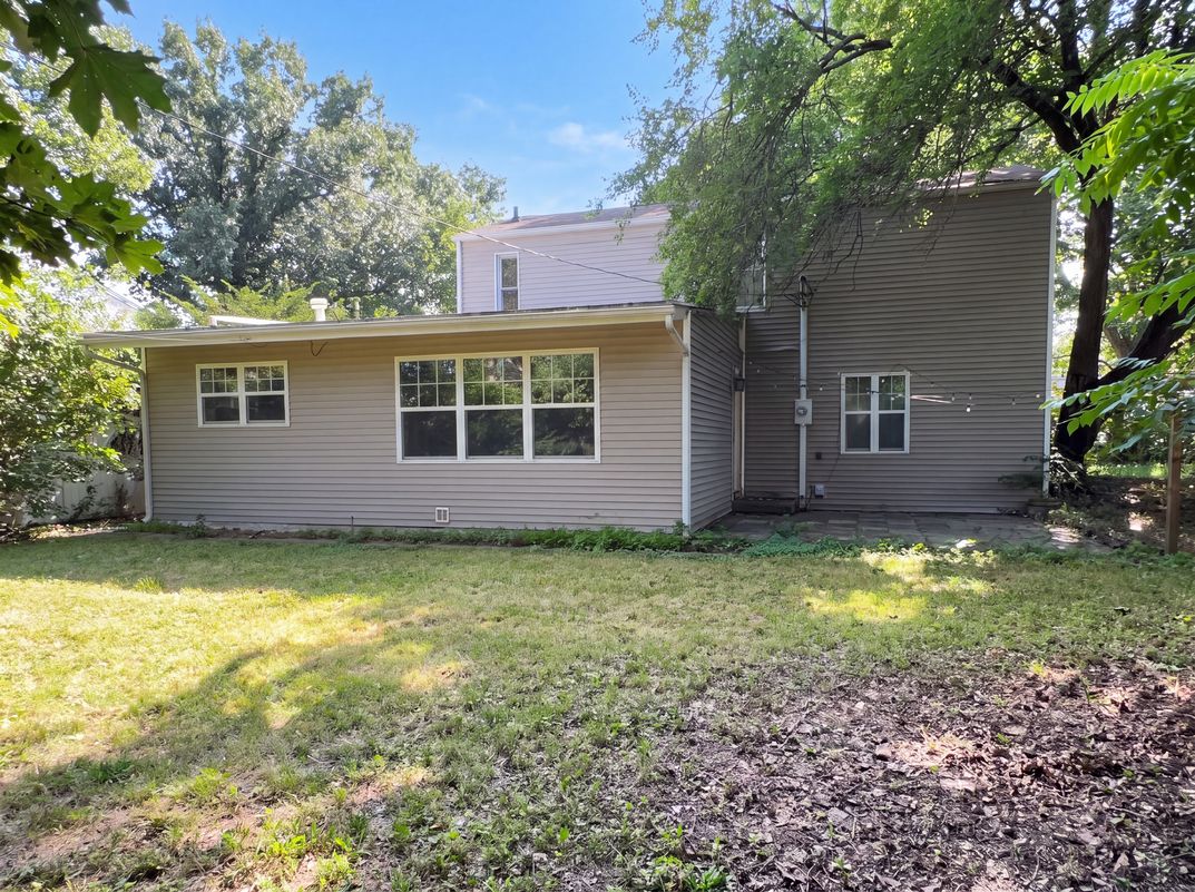 Photo 5 of 21 of 911 Foley Ave, Champaign, IL