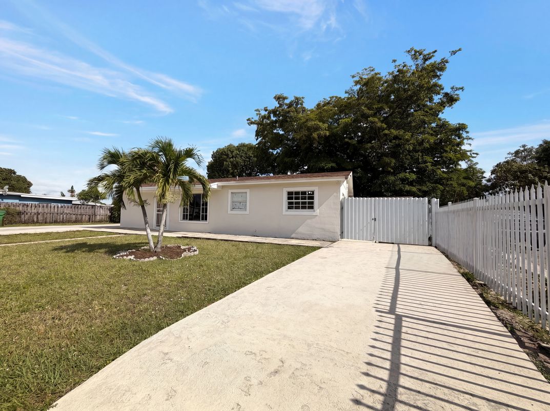 Photo 17 of 20 of 4403 NW 202nd St, Miami Gardens, FL