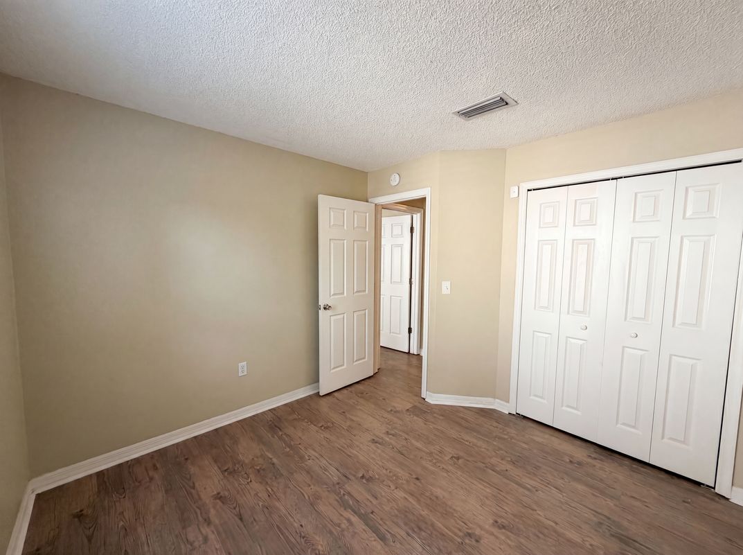 Photo 18 of 24 of 2715 Lorraine Dr, Leesburg, FL