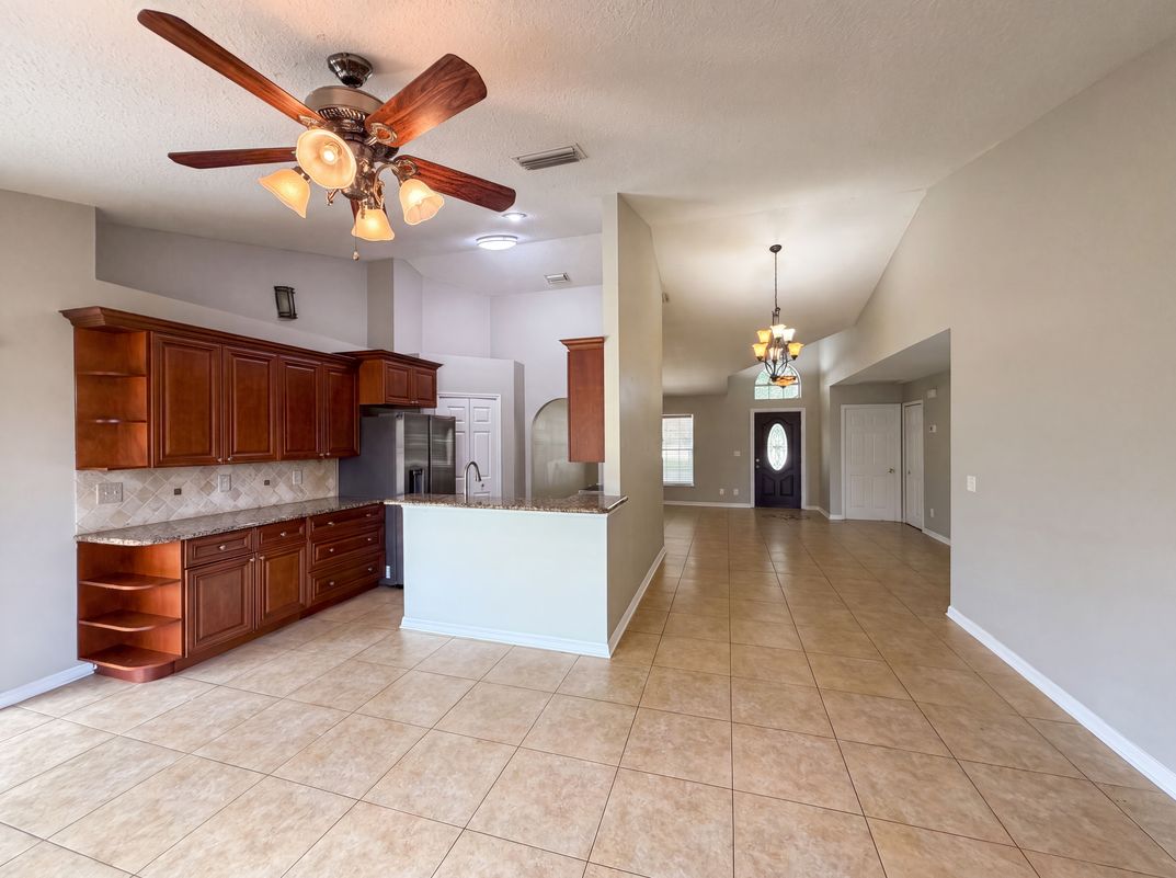 Photo 12 of 29 of 17802 Jefferson St, Oakland, FL