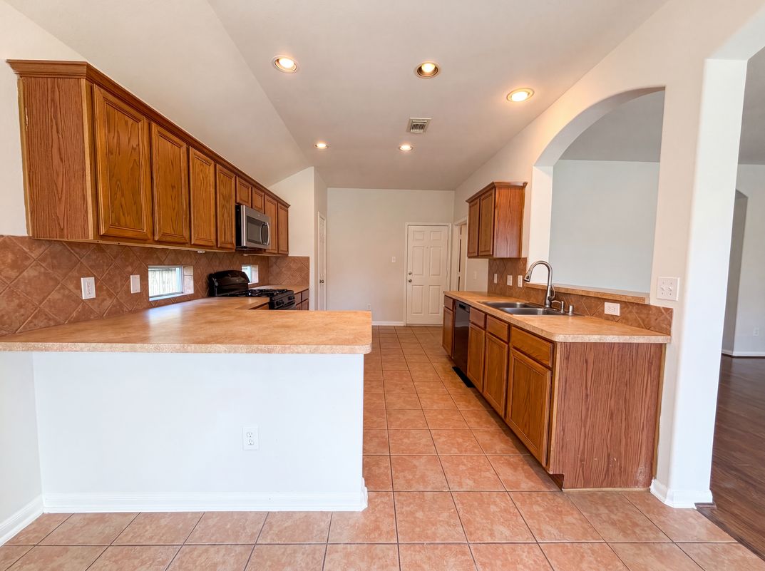 Photo 2 of 20 of 6843 Tammany Manor Ln, Spring, TX