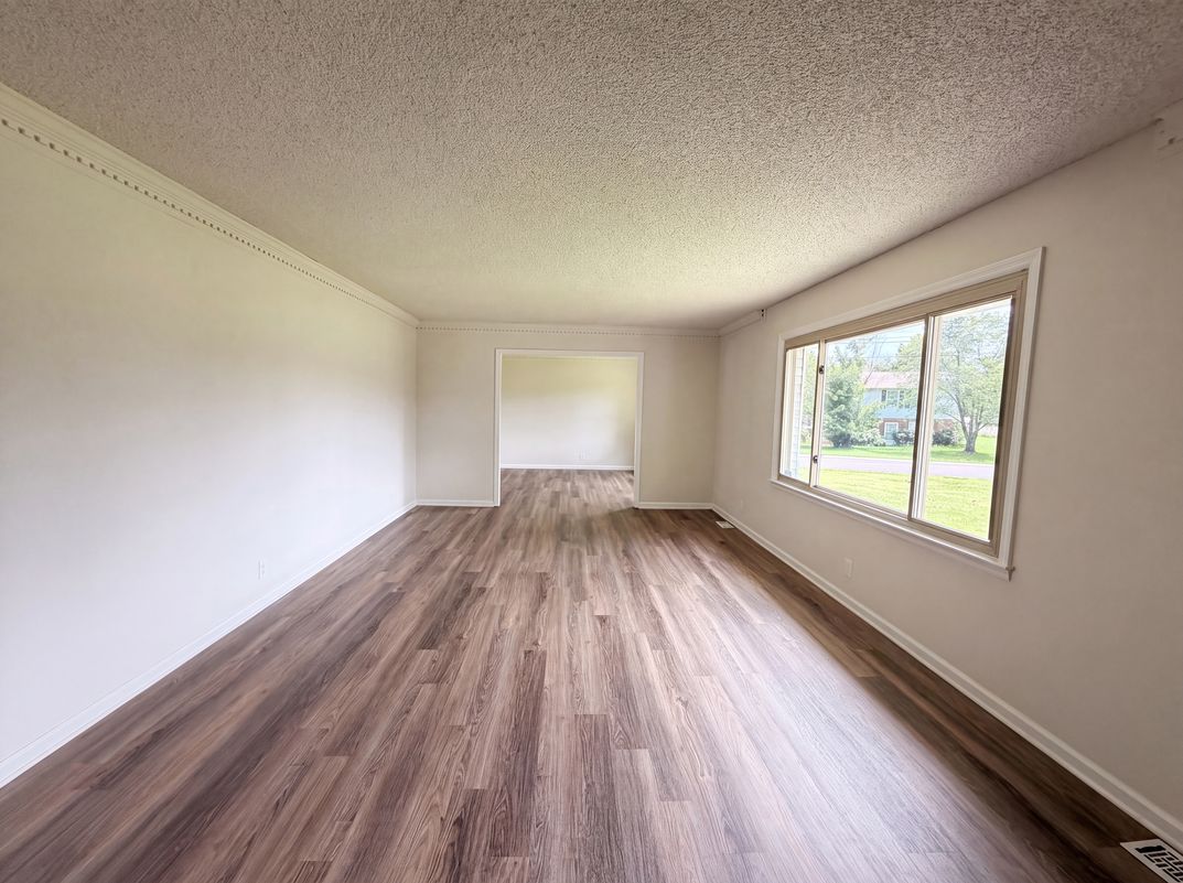Property photo 3 of 212 Islandia Ct W