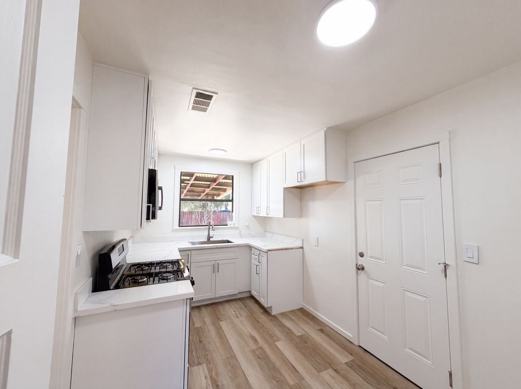 Photo 10 of 41 of 4601 Summit Way, Sacramento, CA