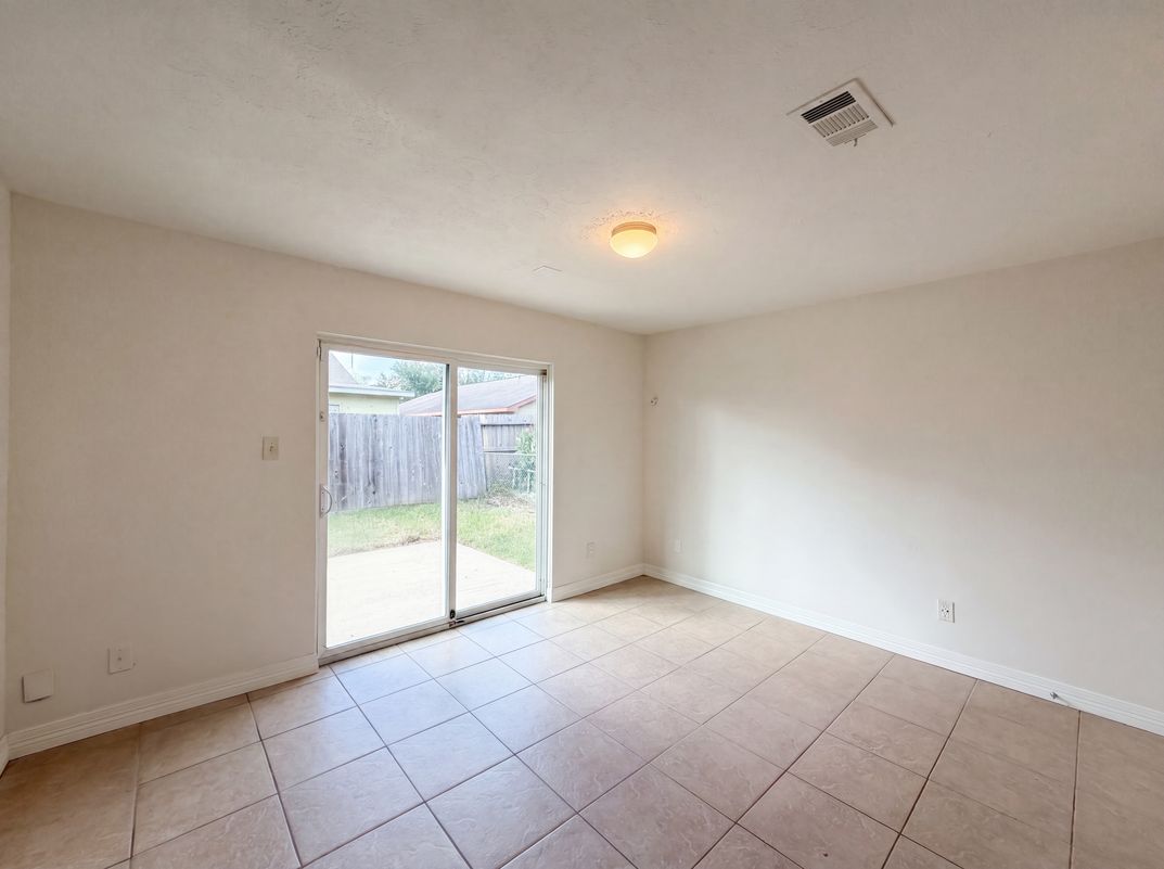 Photo 15 of 17 of 703 Midland Ct, Houston, TX