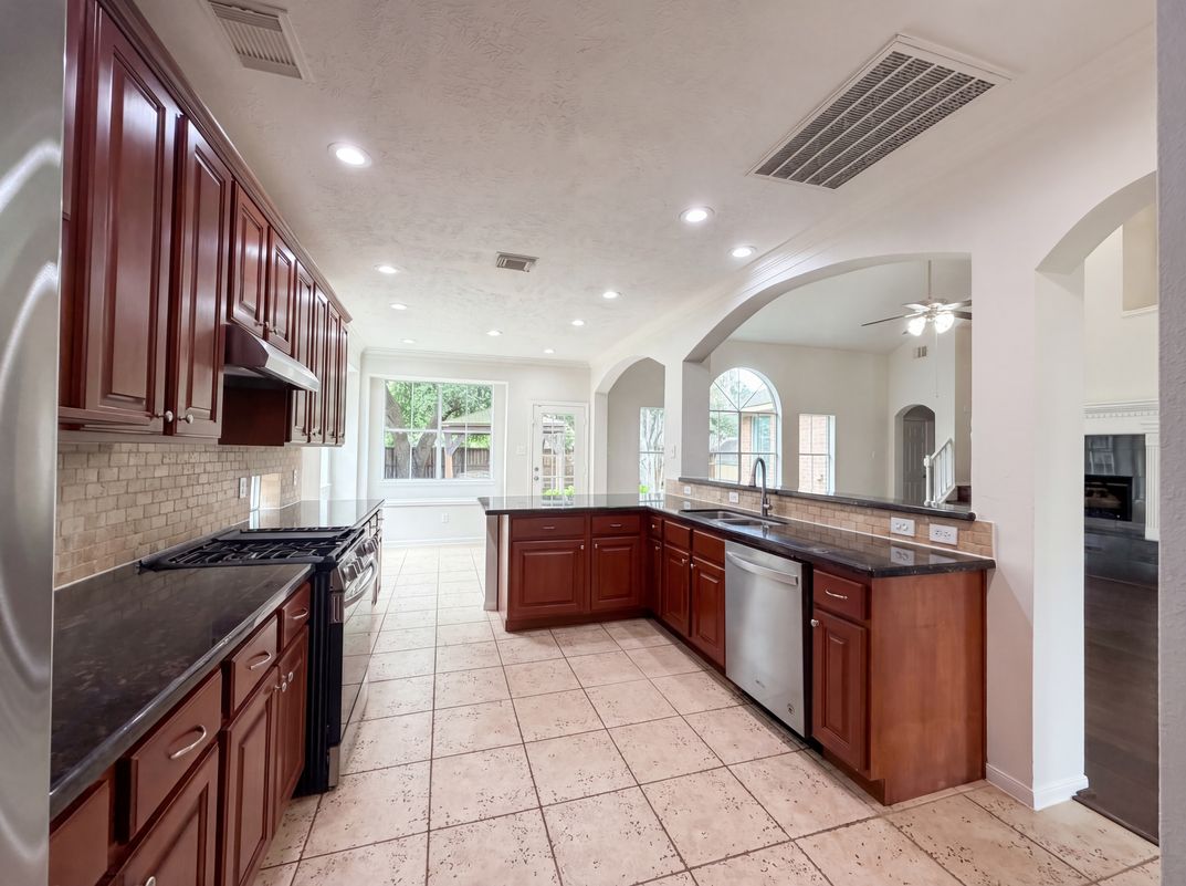 Photo 2 of 33 of 3106 Forrester Dr, Pearland, TX