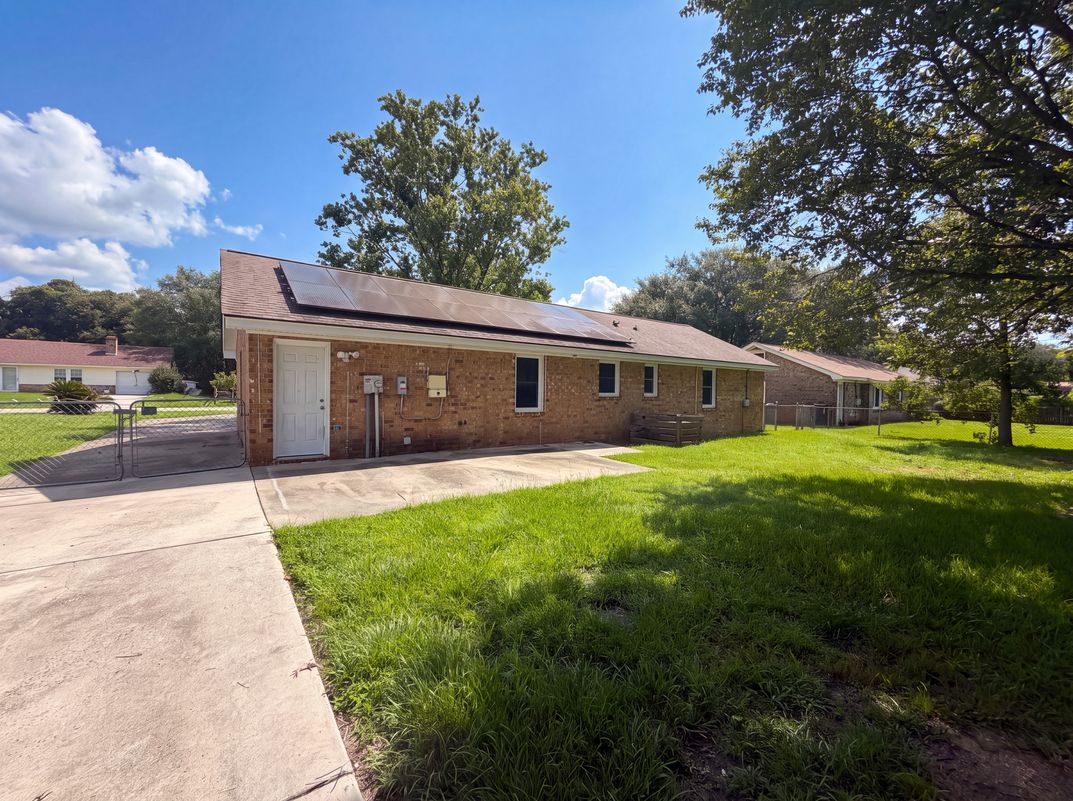 Photo 15 of 18 of 1110 Stuart Dr, Moncks Corner, SC