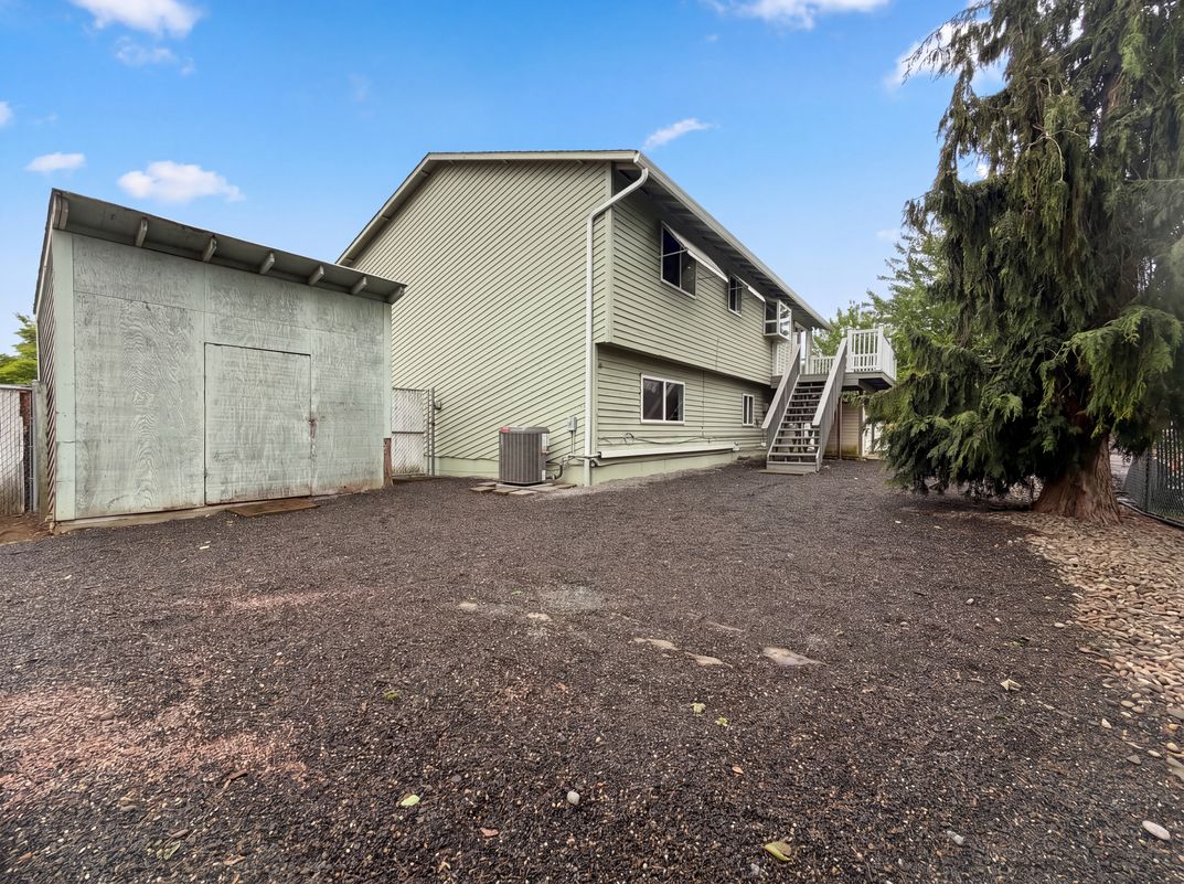 Photo 5 of 19 of 1209 SW 25th St, Troutdale, OR