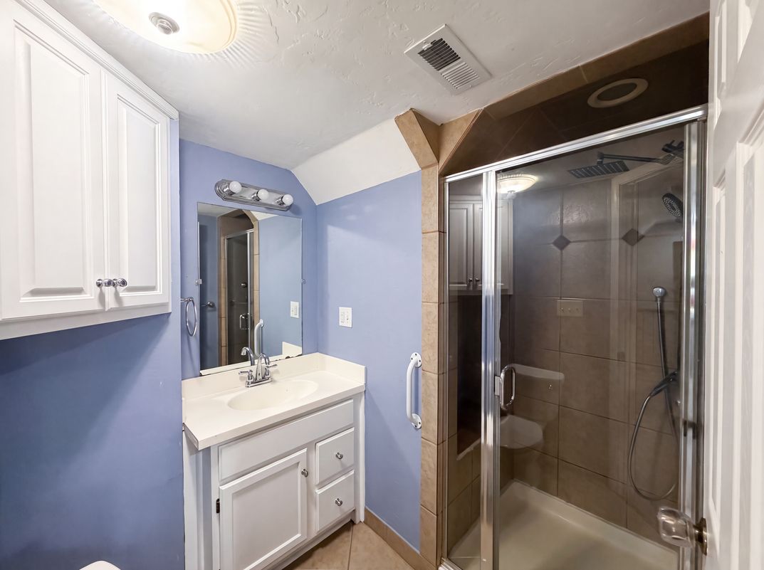 Photo 9 of 20 of 423 N Missouri St, Liberty, MO