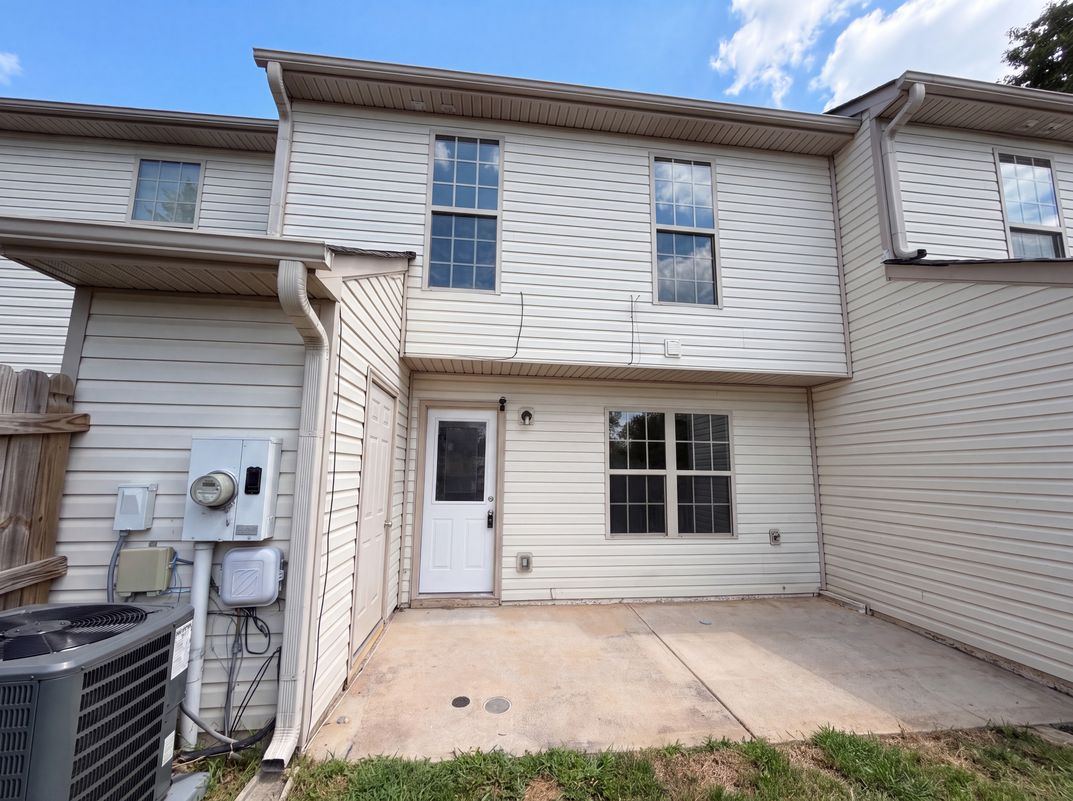 Photo 5 of 14 of 7202 Gotland St, Union City, GA