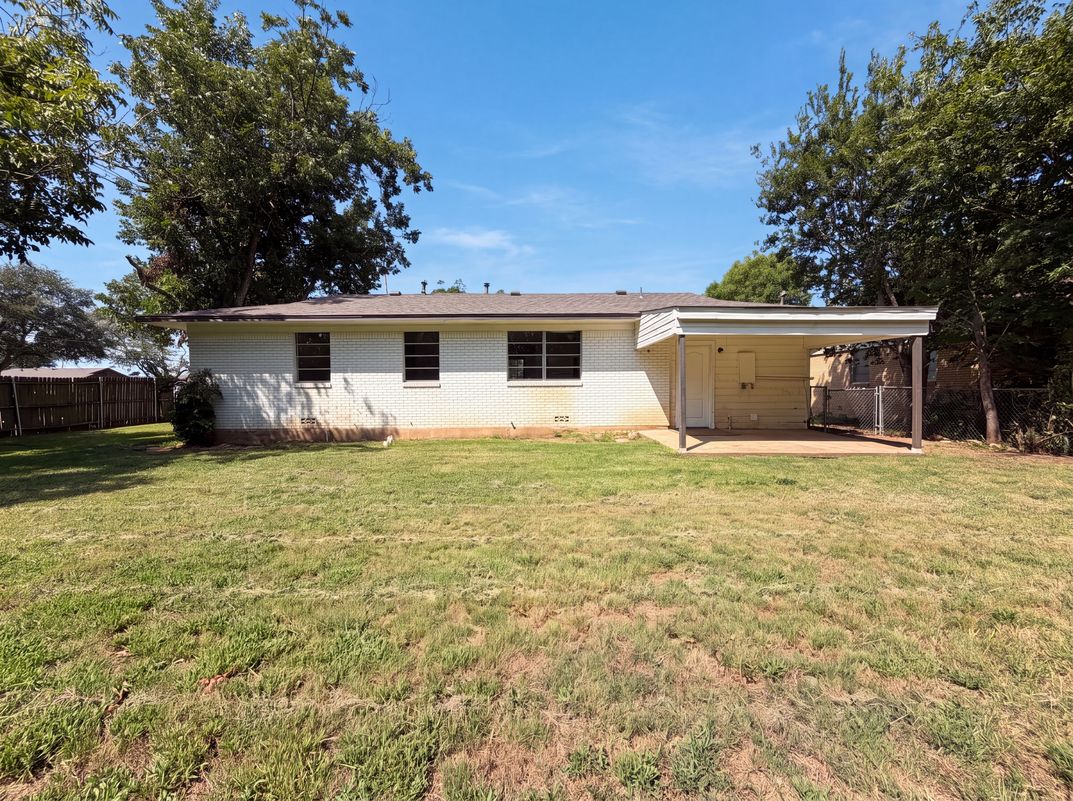 Photo 5 of 16 of 1213 S Ridgeway Dr, Cleburne, TX